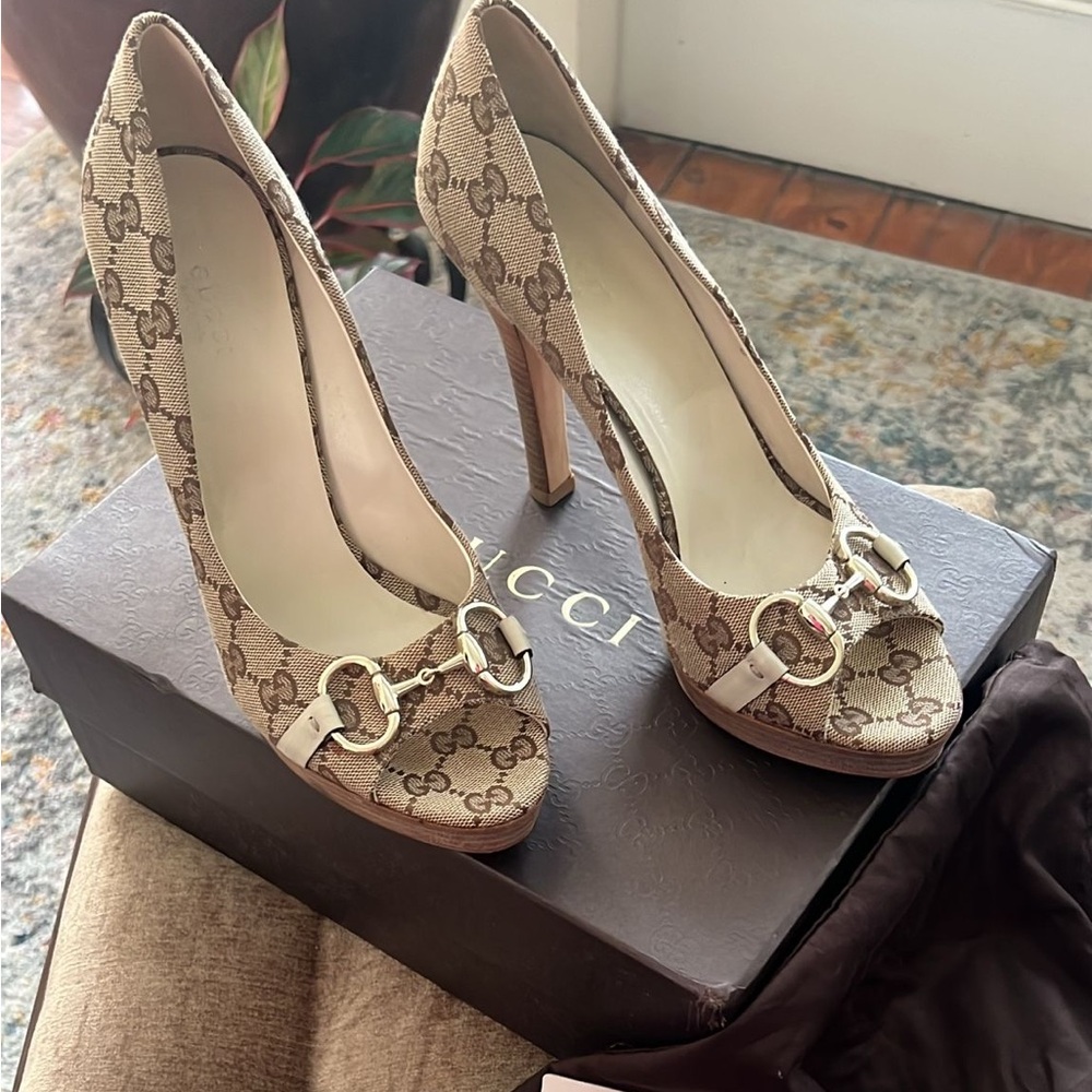 Gucci Beige Patterned Women's Shoes - Picture 3 of 4